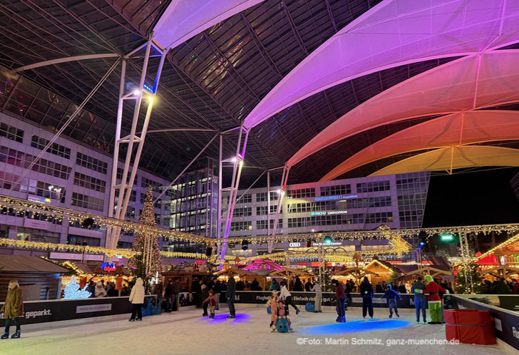Weihnachts-und Wintermarkt mit Echteis-Eisbahn und Eisstockbahnen im MAC Munich Airport Center (©Foto: Martin Schmitz)